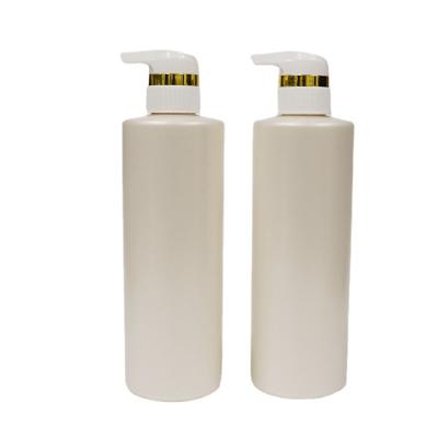 China Cosmetic Empty Shoulder 500ml Plastic Flat Lotion Pump Bottle For Shampoo Liquid Soap Dispensing for sale