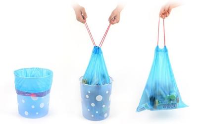 China Bolsos de basura abonablees del lazo del 100% pequeños coloreados sospechados para los coches en venta