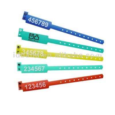 China Vinyl Plastic Lock ID Wristbands Plastic Custom Wristband for sale