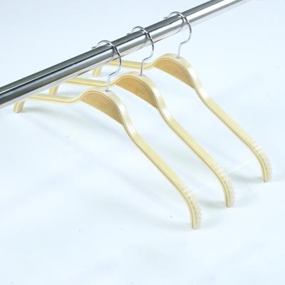 China Durable and fashionable custom laminated plywood top hangers with anti-slip shoulders for sale