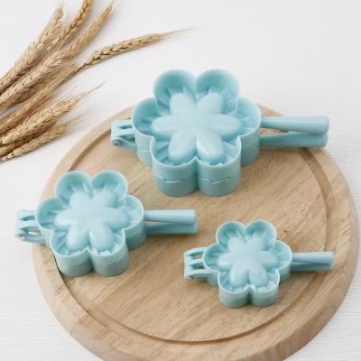 China Butterfly Shape Disposable Heart Flower Kitchen Instrument Food Grade Material Manual Pressing Plastic Dumpling Dumpling Making Mold for sale