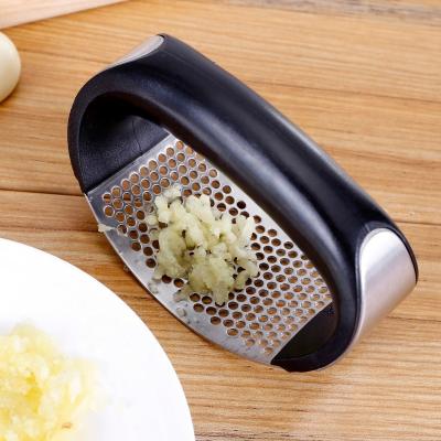 China Best Viable Convenient 2-in-1 Set Kitchen Instrument Stainless Steel Manual Circular Colorful Garlic Press With Hand Grip for sale