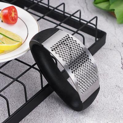 China Multi-functional black easy-press food-grade easy-press kitchen tool sustainable manual easy smart Amazon garlic press big choice rise for sale