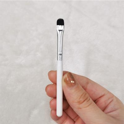 China Mini High Quality Single Smudge Brush Eyeshadow Brush White Handle Looks Level Above Poor Travel Makeup Brush Beauty Tool for sale