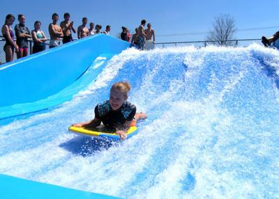 China Máquina de simulador de surf de gran capacidad para parque acuático en venta