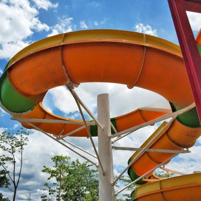 China Grote capaciteit Spiraal waterglijbaan Vlot waterbuis glijbaan Voor waterpark Te koop