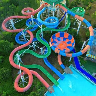 Chine Glissière en spirale pour parc d'attractions Équipement en fibre de verre pour le plaisir familial Taille personnalisable à vendre