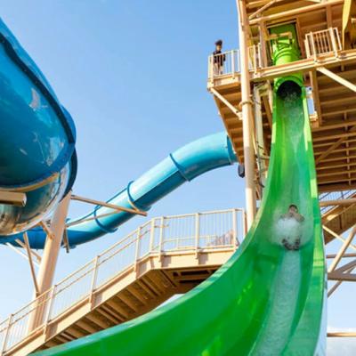 China Zomerwaterpark Attractie Grote waterspeelapparatuur Aanpasbare snelheid Waterglijbanen Te koop