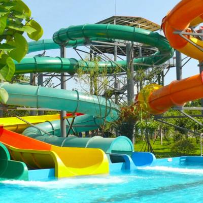 Cina Parco acquatico divertimento divertimento attrezzature sportive piscina all'aperto tubo a spirale parco giochi scivolo in vendita