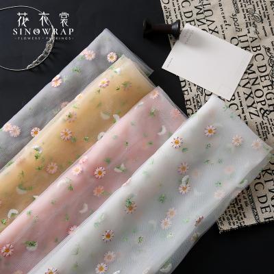 China Waterproof Wholesale 1.6M x 1M Cindy Small Daisy Gauze Mesh Flower Wrapping for sale