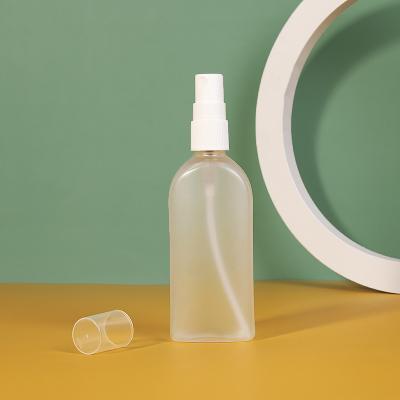 Cina Cosmetico trasparente 80ml PET piatto fine nebbia alcol profumo spray bottiglia per imballaggi cosmetici in vendita