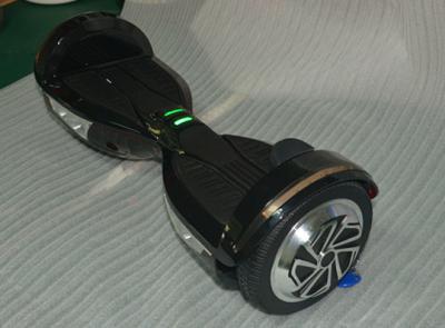 China Hola el estéreo del Fi equipó al uno mismo que equilibraba la vespa derecha motorizada Hoverboard de las luces llevadas en venta