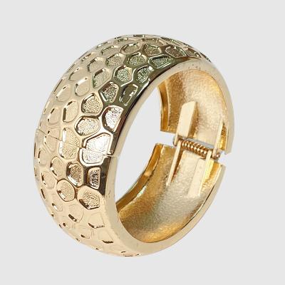 China Wholesale FASHIONABLE Saudi Arabia Bangle Jewelry, Dubai Simple Design Adjustable Latest Gold Zinc Alloy Bangle for sale