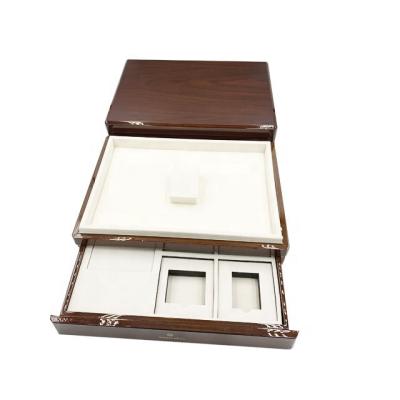 China Handmade Luxury Wooden Black Walnut iPhone Wooden Display Box for sale