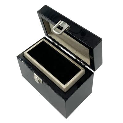 China New design handmade piano black lacquer finish carbon fiber cover car key blocking radio wave box for sale