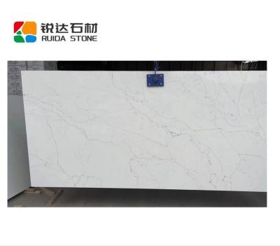 China Scratch Resistance / High Temperature Resistance RUIDA STONE Wholesale Price Polished Table Top Calacatta White Quartz Tiles Artificial Stone Countertop Slabs for sale