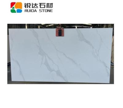 China Modern RUIDA STONE Factory Price Sintered Calacatta Stone White Slab For Flooring Tv Background Table Top Panel for sale