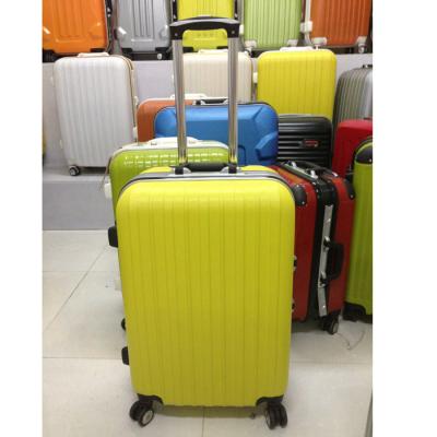 Chine La combinaison a fermé à clef le bagage en aluminium de valise, ensemble imperméable jaune matériel de bagage d'ABS à vendre