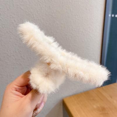 China Large Fluffy Fluffy Fuzzy Faux Fur Ponytail Hair Clip Large Double Teeth Claw Clip for Teens and Girls CC-21.06-V01 for sale