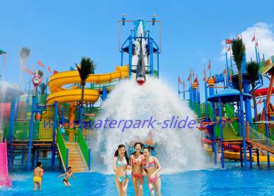 China Fiberglas-Wasserrutsche-Ausrüstungs-Spielplatz-Wasser-Park-Dekorationen, die Eimer spitzen zu verkaufen