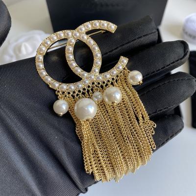 China Europe and America dropshipping designer wholesale brooch pin pearl tassel famous brands for sale