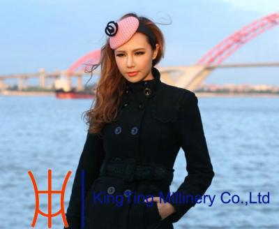 China Fascinators simple sentido Weel rosado con la red negra en superficie en venta