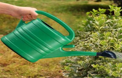 China Lange Tüllen-Sprüher-Gießkanne 2.5L PET Garten-Werkzeuge zu verkaufen