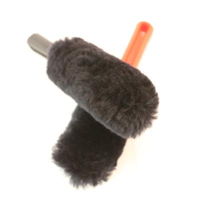 China Portable Fashion and Quality Light Car Sweep Black or Red Small Wool Brush Car Dust Brush for sale