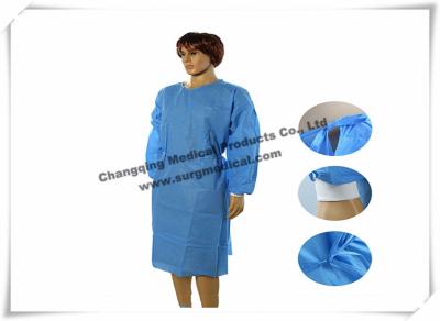 Chine Les robes chirurgicales jetables standard Spunlace doux ont renforcé/résistances liquides antistatiques de base à vendre