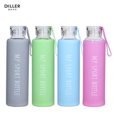 China 20oz Sustainable Glass Water Bottle With Silicone Sleeve Screw Lid 550ML for sale