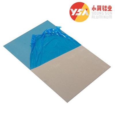 Chine la feuille 3105 3003 H14 en aluminium plaquent la feuille en aluminium 16mm épaisse de 1.2mm 4mm 7mm pour la signalisation à vendre