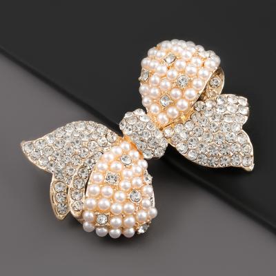 China Fashionable hot sale diamond inlaid pearl bow brooch female cute brooch popular brooch for sale