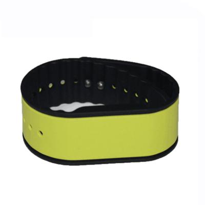 China Waterproof / Waterproof long rang UHF silicon rfid bracelet 865mhz silicone wristband rfid for sale