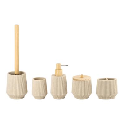 China Polirresina conjunto de baño arena de forma redonda parte de madera con nervaduras de banda vertical accesorios de escritorio de baño en venta