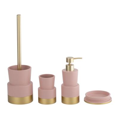 China Accesorios de escritorio de baño de poliresina de color rosa con cepillos de inodoro escalonados Dispensador de jabón para manos Dispensador de jabón para ducha en venta