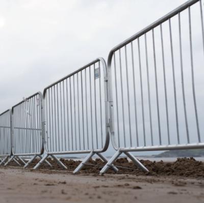 China Easily Assembled Crowd Control Steel Barricade Barricade 2.1*1.1m Galvanized Steel Mesh Net for sale