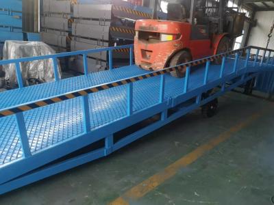 China 10T Manual Vertical Mobile Dock Levelers Container Unloading Ramps zu verkaufen