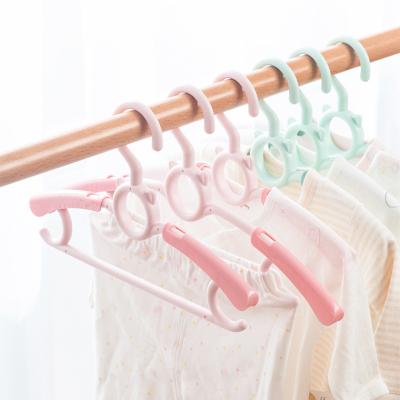 China Wholesale Universal Telescopic Clothing Plastic Cloth Hanger For Multifunctional Clothes Garment Telescopic Plastic Hanger for sale