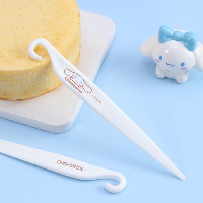 China CHEFMADE CL5006 Reusable S Shaped Plastic Hook Design Food Grade Plastic Reusable White Baking Tools Harden Knife Skinning Knives for sale