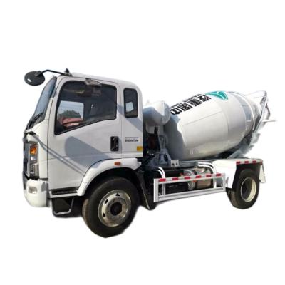 Chine Camion à béton de 4000 litres SINOTRUK HOWO Cummins Moteur 4×2 Mini Camion Monté sur le béton à vendre