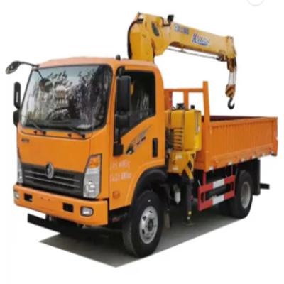 China SINOTRUK HOWO 4*2 6 Reifen 8 Tonnen Lkw-Kran Leichtfrachtwagen mit Hydraulik-Manipulator Klappbaum-Kran zu verkaufen