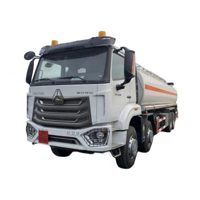 China Sinotruk 8*4 25000L 6000 galões petroleiros camião gasolina e tanque de combustível diesel à venda