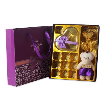 Cina High Quality Custom Chocolate Window Candy Boxes gift box with ribbon closure in vendita