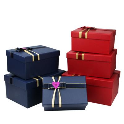 China Christmas Decoration Paper Gift Packaging Box Christmas Eve With Heart Ribbon for sale