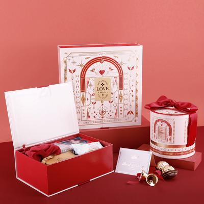 Cina Customized Wedding Gift Packaging Box Magnetic Closure Cardboard Paper Box With Logo in vendita