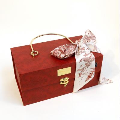 Cina Custom Logo Luxury Gift Packaging Box Christmas With Handle And Ribbon For Women Ladies in vendita