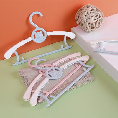 China Foldable Wholesale Clothing Plastic Cloth Hanger For Multifunctional Clothes Telescopic Plastic Hanger for sale