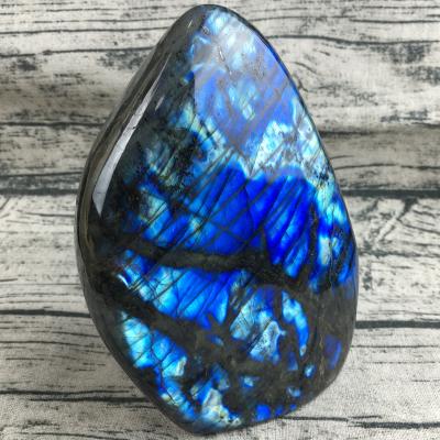 China Wholesale Price Natural Oval Crystal Palm Stone Colorful Labradorite Stone Gift Ornaments From Europe for sale