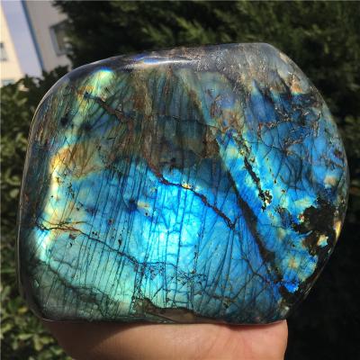 China Wholesale Price Natural Oval Crystal Palm Stone Colorful Labradorite Stone Gift Ornaments From Europe for sale