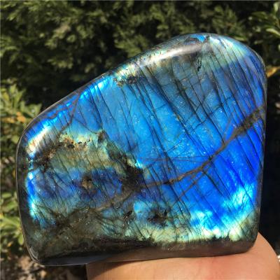 China Wholesale Price Natural Oval Crystal Palm Stone Colorful Labradorite Stone Gift Ornaments From Europe for sale